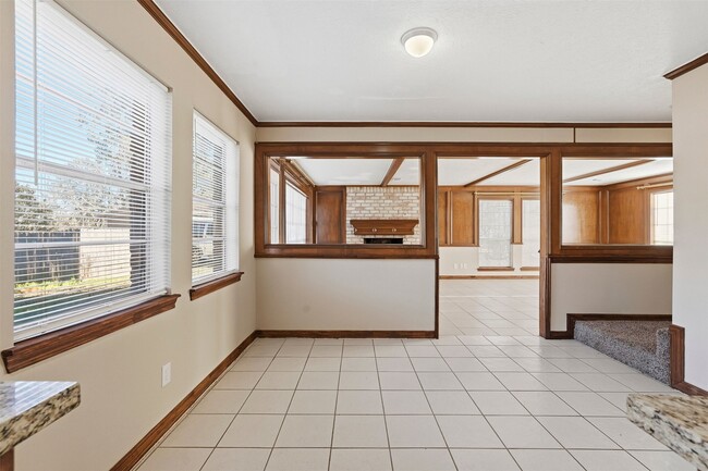 Building Photo - 16014 Southampton Dr