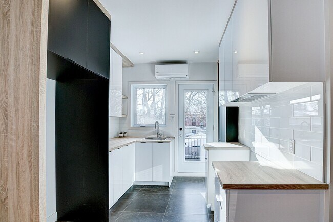 Photo - 10574 Av Christophe-Colomb Unit 3.5 available now