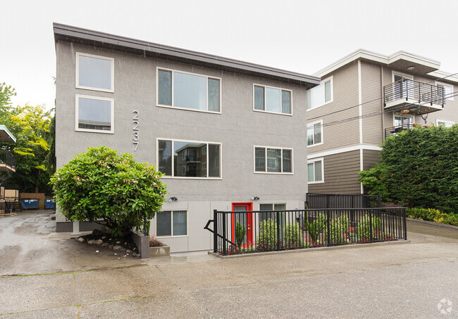 Building Photo - Modern 2 Bed, 1 Bath Apartment in the Hear... Unit 6