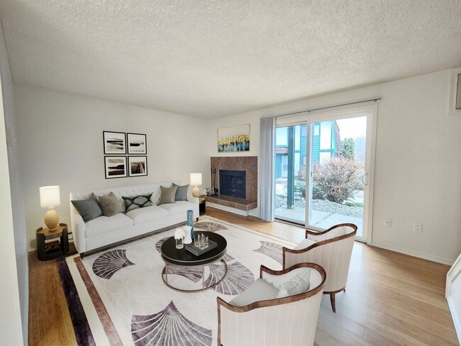 Building Photo - $1,250 - 1 Bed / 1 Bath Spacious Two-Story... Rental
