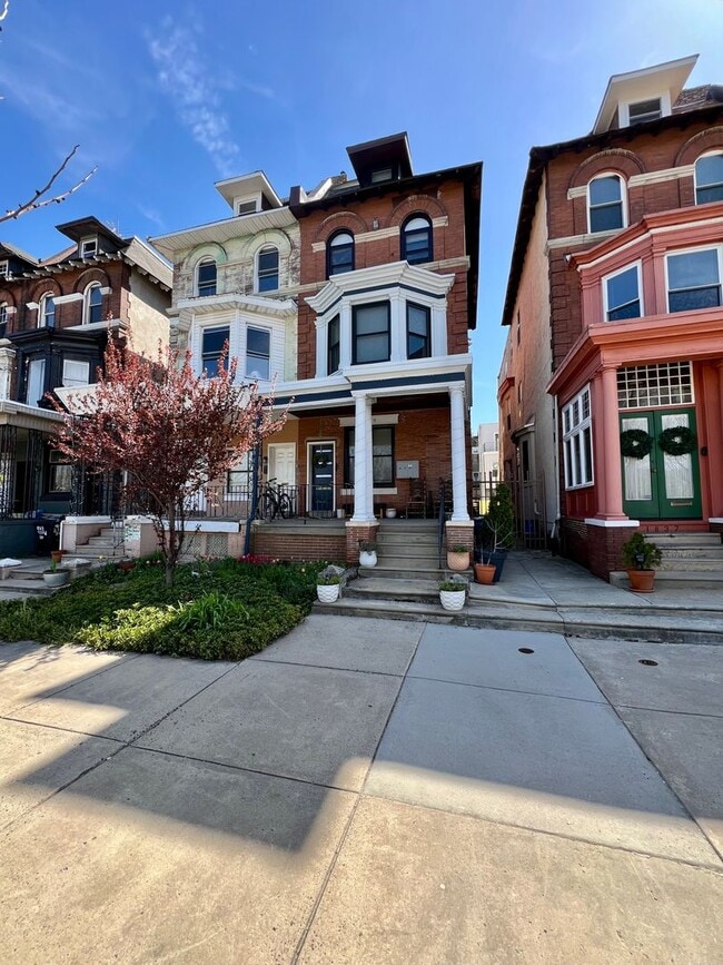 Building Photo - 1839 N 33rd St Unit 2R