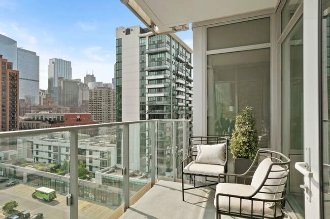 Photo - 351 N Halsted St