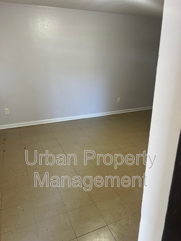 Photo - 713 Regent Pl