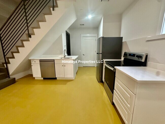 Building Photo - 100 Mt Pleasant Ave Unit 2B