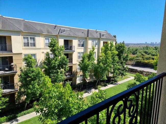 Building Photo - One Bed One Bath Penthouse Unit with View