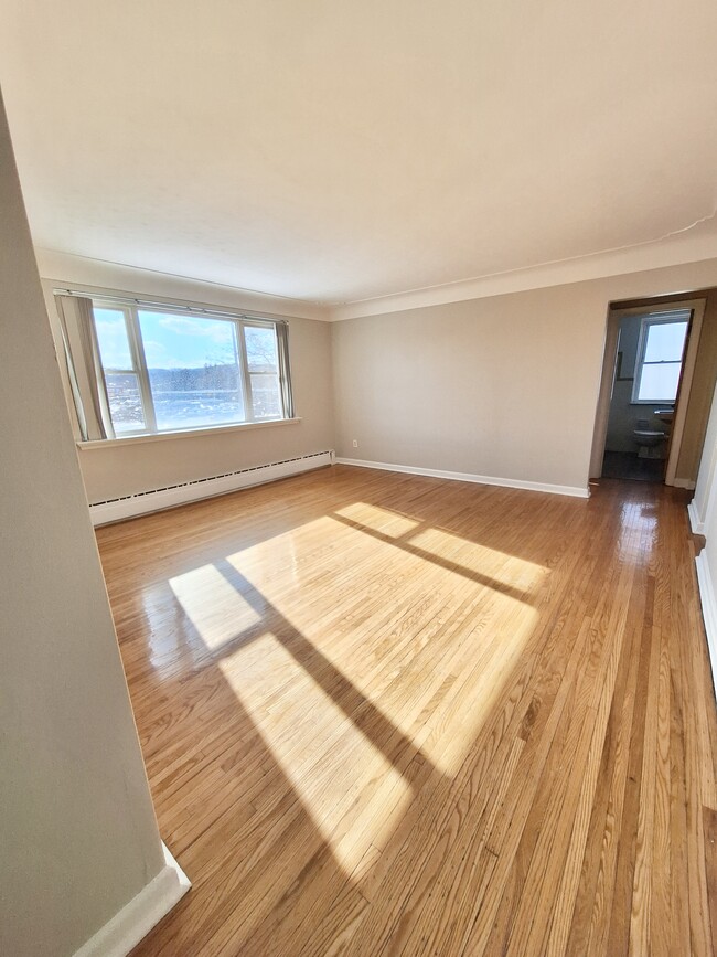 Photo - 1 Osler Court, Hamilton, Dundas