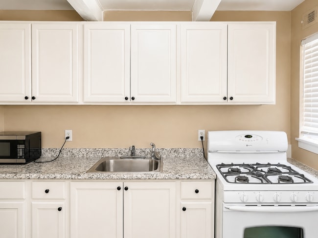 Photo - 610 Denslowe Dr Unit B