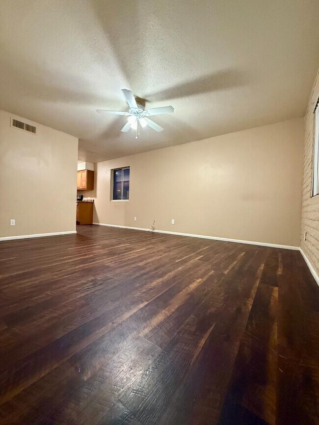 Photo - 825 E 5th St