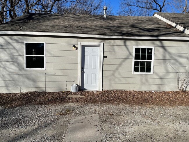 Building Photo - Triplex End Unit 2625 S Fees St - Triplex