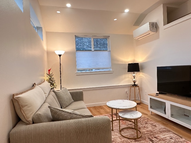 Photo - 533 1/2 E 5th St