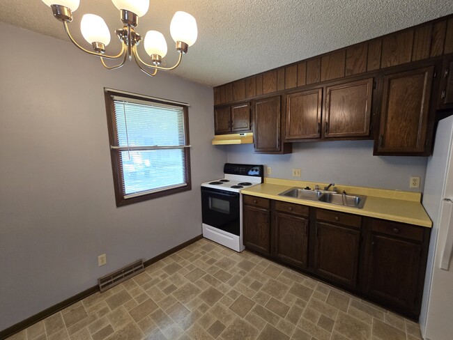 Building Photo - 1838 W 3rd St Rental