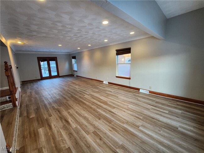 Photo - 2452 Bromley Rd