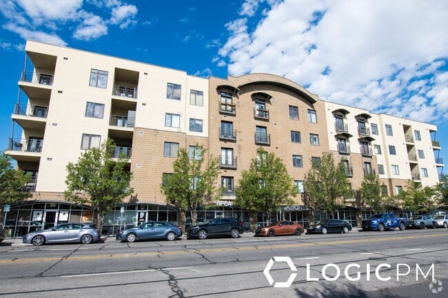 Building Photo - Stunning Condo Unit 405