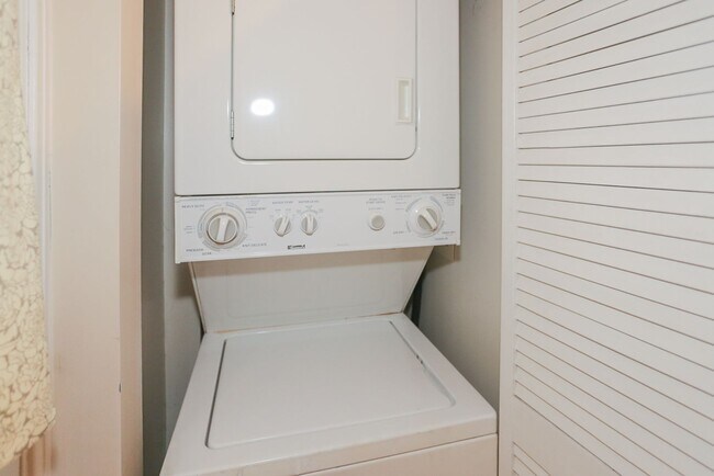 Photo - 628 W Roscoe St Unit 1N