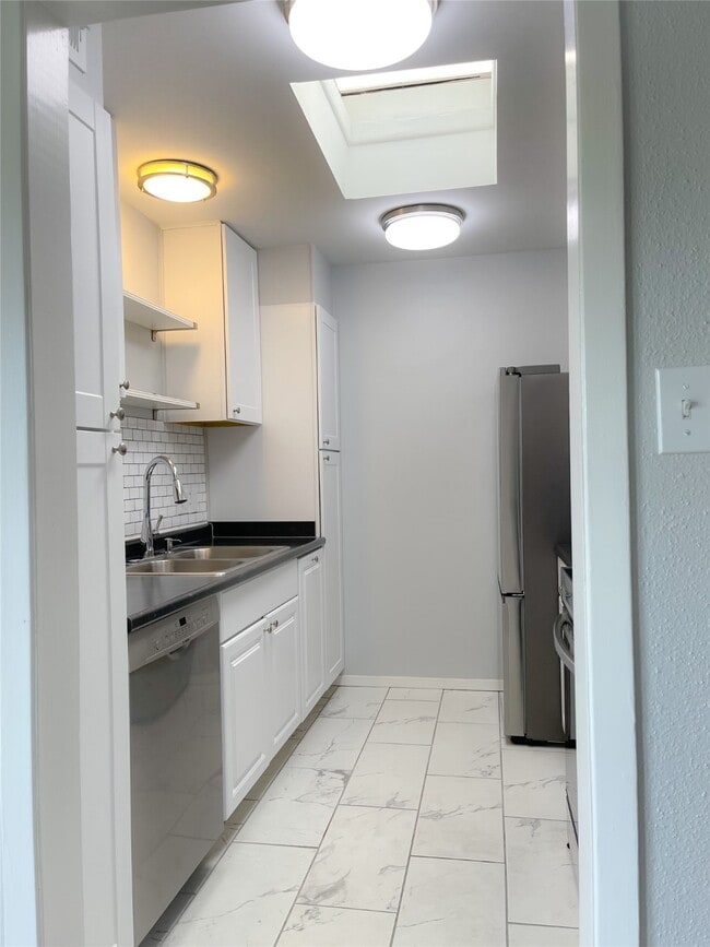 Building Photo - 2744 Briarhurst Dr Unit 50