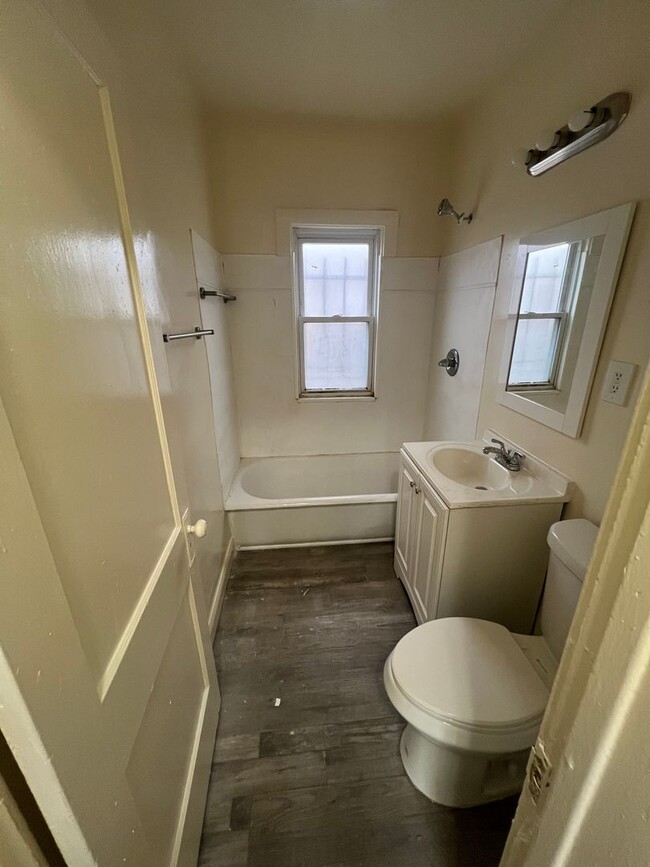 Photo - Cozy Westside Family Flat - Upper and Lowe...