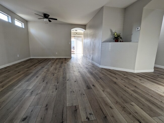 Amplia sala de estar con piso LVP - 11813 W Maui Ln