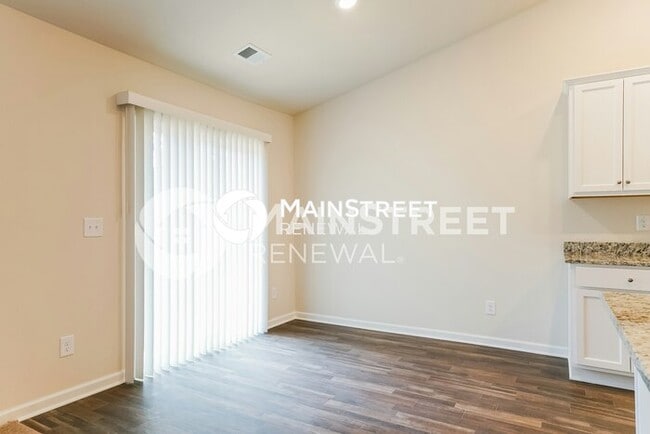 Photo - 3 Bedroom Pet-Friendly Home in Zebulon, NC with Main Street Renewal