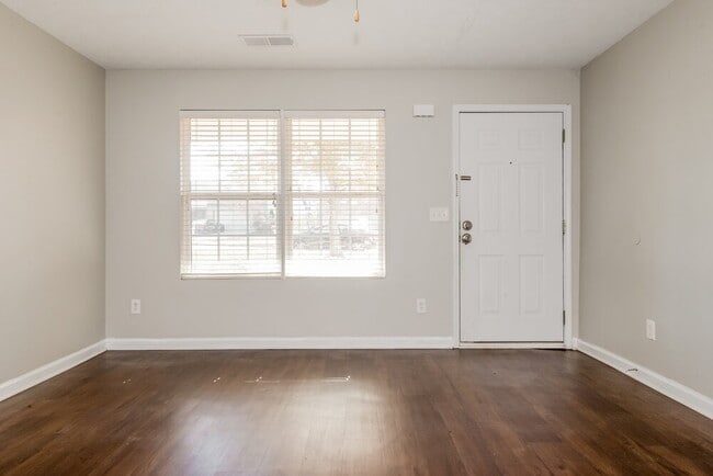 Photo - 717 Douglass Cir