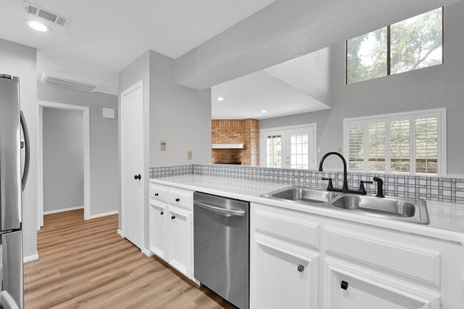 Building Photo - 3843 Knollcrest Dr Rental