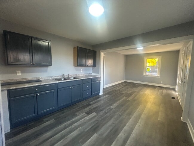 Building Photo - 6115 Noble Ave