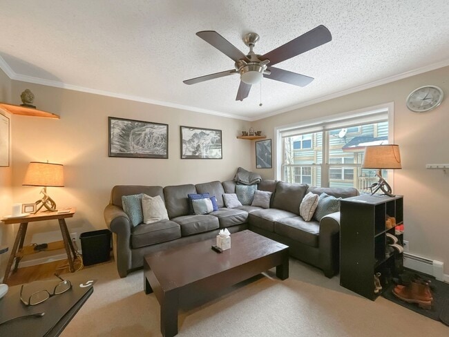 Building Photo - On Bus Route! 2bed/2.5 Bath, Sunny Town House!