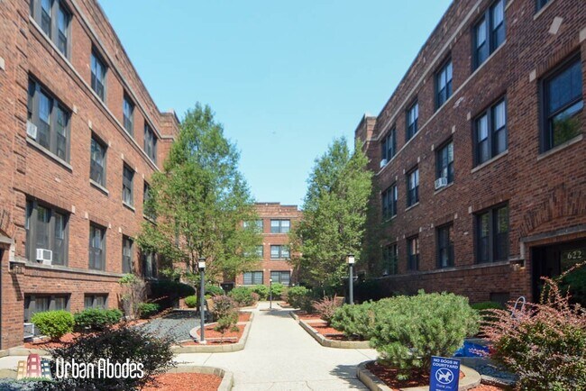Building Photo - 625 W Cornelia Ave Unit A09C