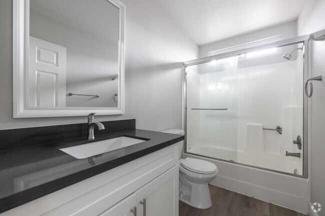 1BR, 1BA - 600SF - Bathroom