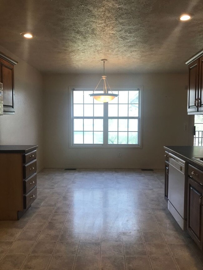 Photo - Executive Rental - Charming 3-bedroom 2 bath 2 car garage-available to view now