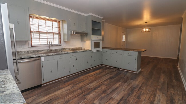 Photo - 725 Carlton St