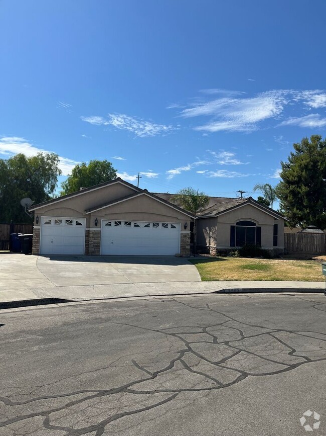 Building Photo - 4 Bedroom, 2 Bathroom Home with a Pool in ...