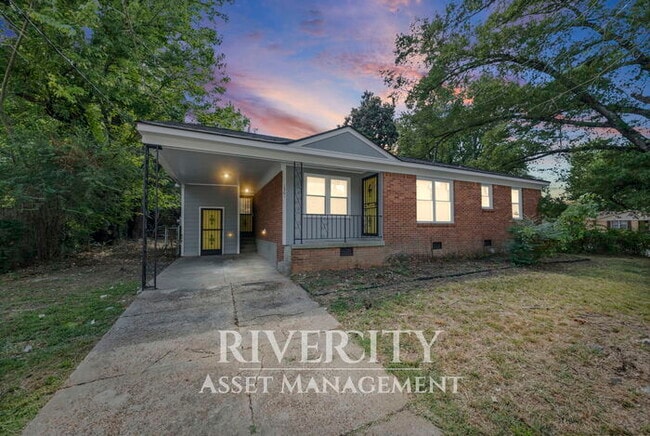 Building Photo - Big 4 bedroom, 1-Bathroom Home In Frayser!...