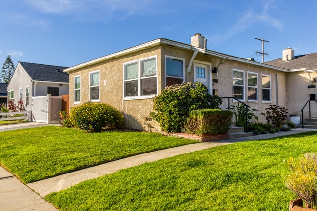 Building Photo - 2331 Belmont Ave