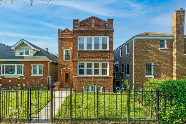 Building Photo - 4055 W Nelson St Unit 1