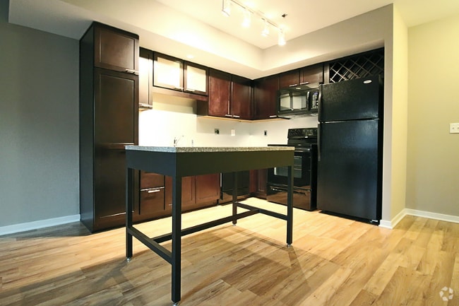 Building Photo - 174 W Randolph St Rental