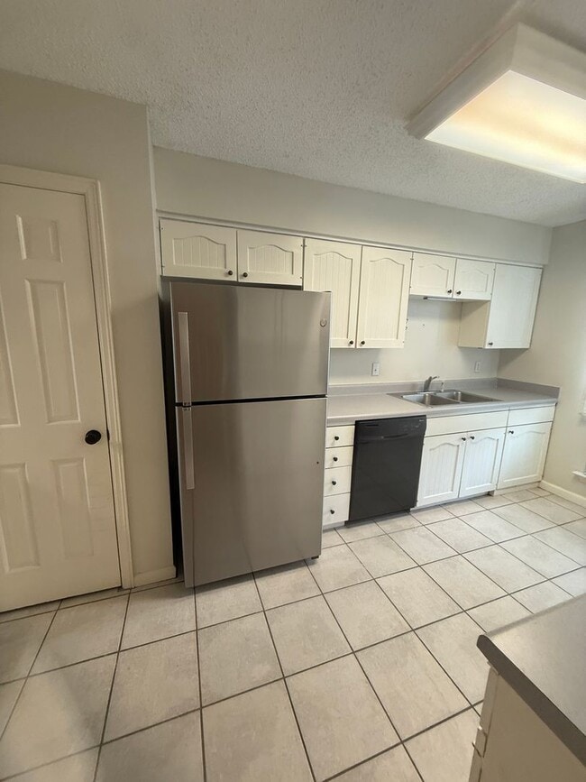 Photo - Beautiful 2 Bedroom Townhome off Jefferson