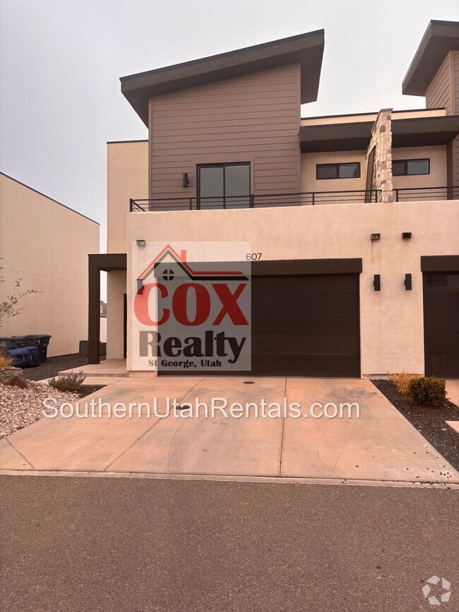 Building Photo - 3 bed | 2.5 bath | 2 car  townhome near Cr...