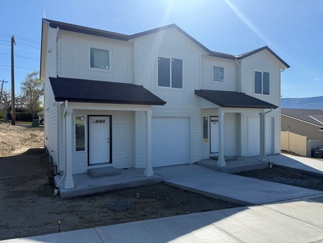 Building Photo - 609 / 611 - Duplex Lot 52 Unit 609 - Duplex Lot 52