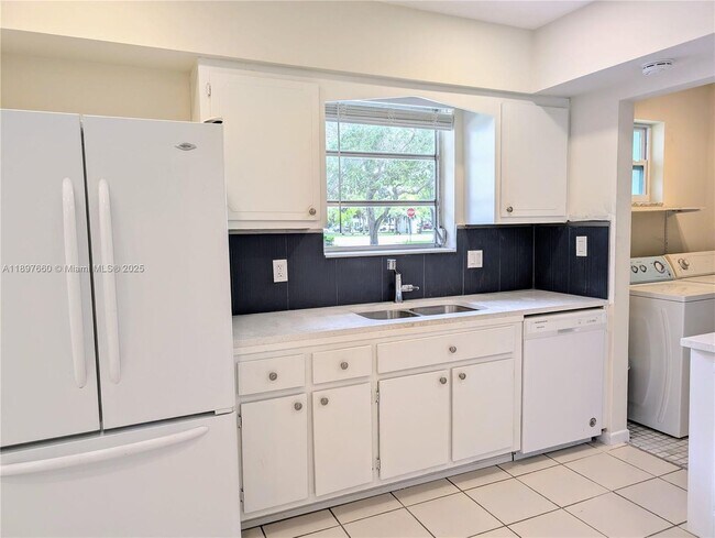 Building Photo - 856 Benevento Ave