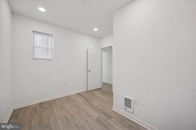 Building Photo - 4926 W Thompson St Unit 1