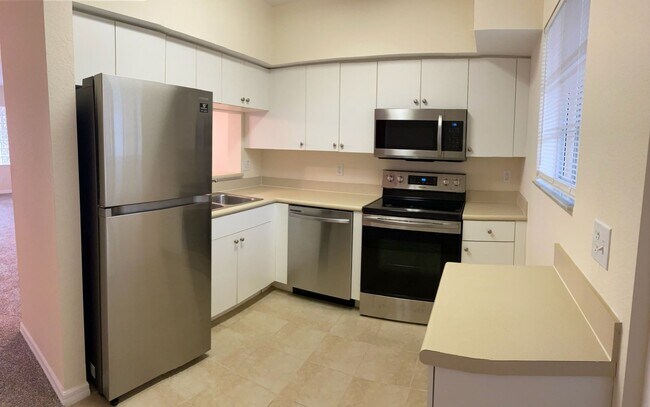 Ground Floor  2/2 Condo off Six Mile Cypress