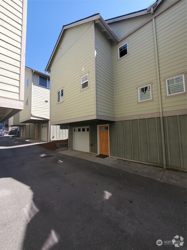 Building Photo - 1402 N Northgate Way Rental