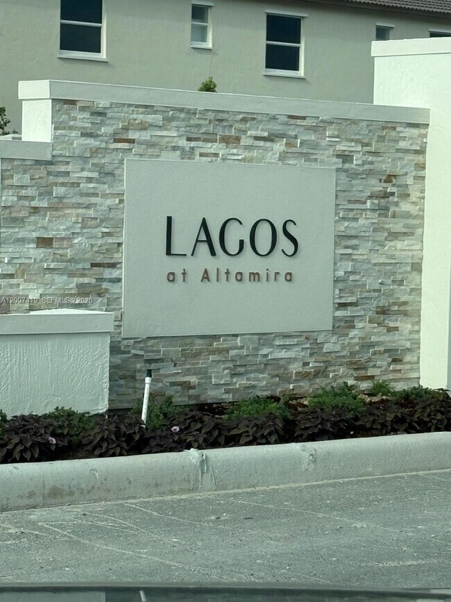 Building Photo - 2573 SE 25th Ter