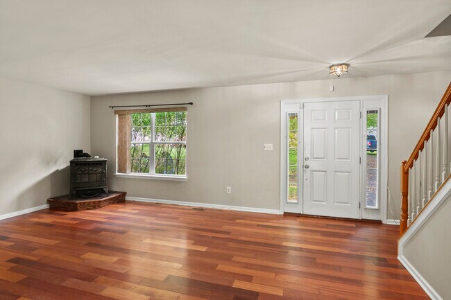 Photo - 404 Payne Way