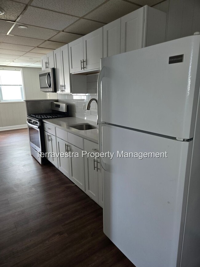 Building Photo - 131 N High St Unit A