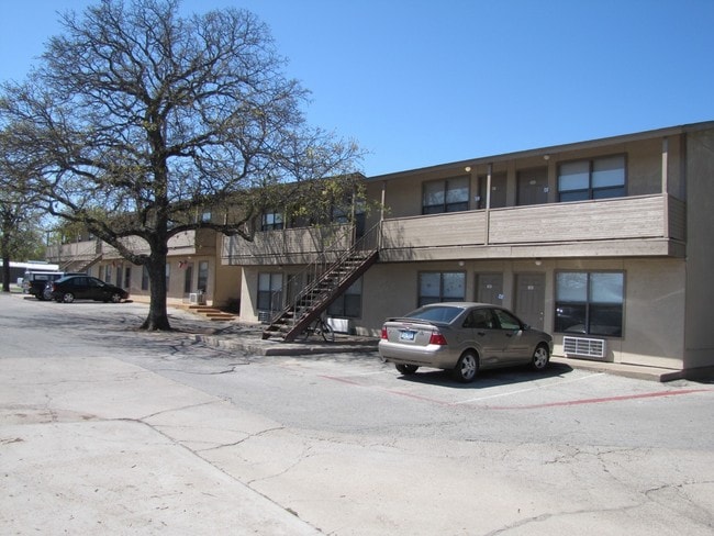 Building Photo - Country Oaks