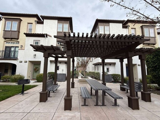 Photo - Bright & Well-Maintained Home in Prime Mountain View Location!