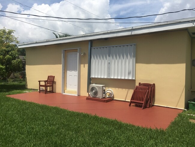 Desde el lado - 20421 SW 104th Ct Unidad EFFICENSE