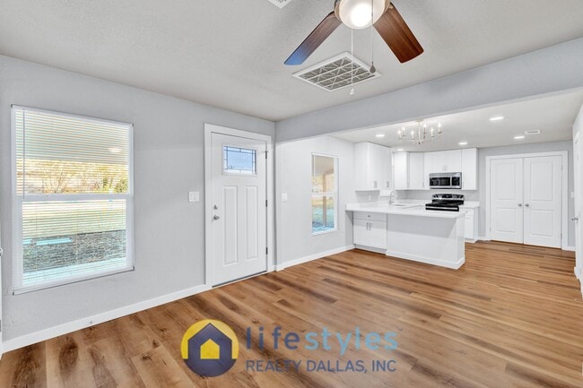 Photo - 717 Bonham St