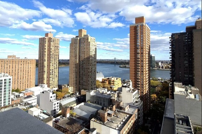 Building Photo - 400 E 90th St